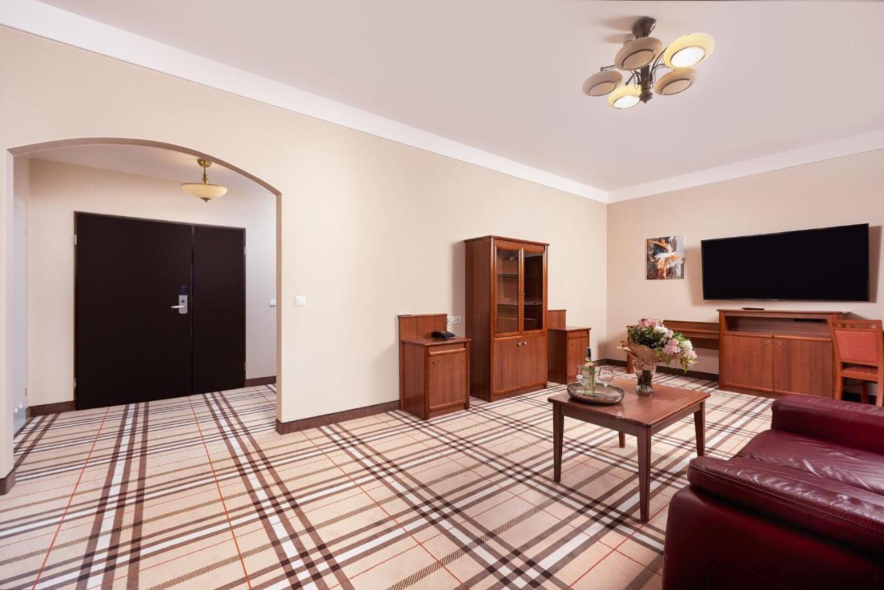 Hotel Anton By Dns Прушкув Экстерьер фото
